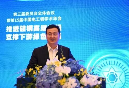 The picture shows Liu Baojun giving a speech.